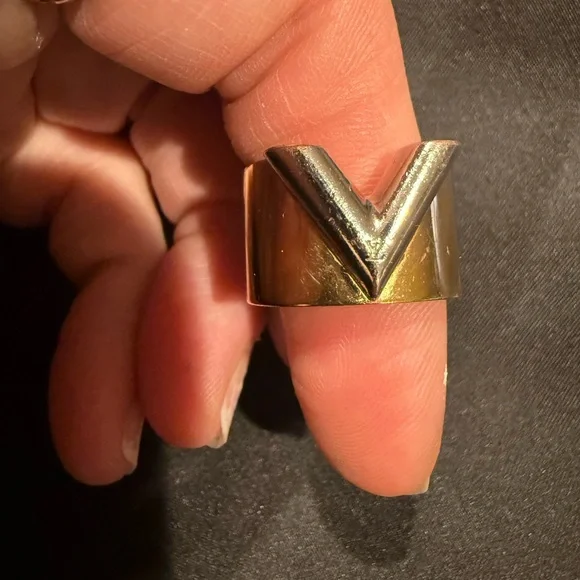 Louis Vuitton Essential V Ring Size 7/M - Picture 12 of 16